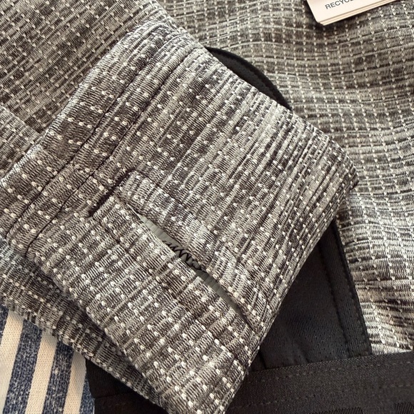 The North Face Kids Black and Gray Jacket - Picture 4 of 13